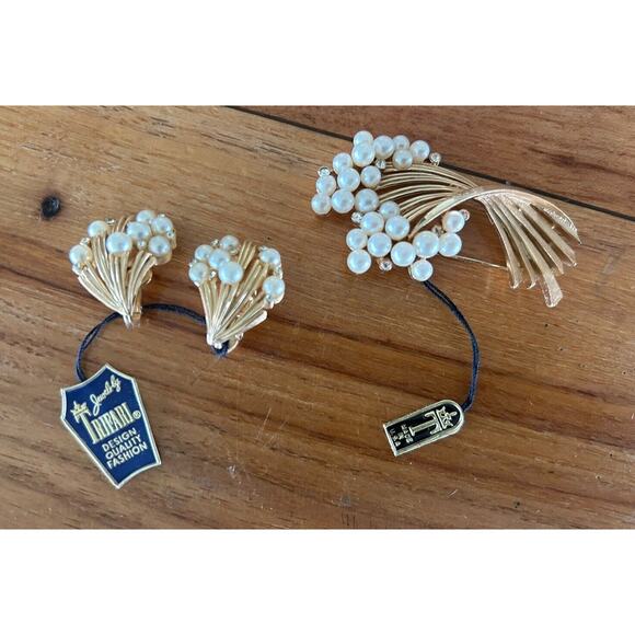 Vtg CROWN TRIFARI Brushed Gold Tone Faux Pearls Earrings Clip On Pin Brooch Set - Picture 1 of 13
